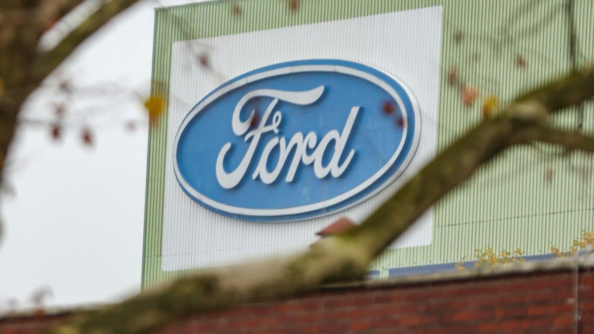13.11.2024
Köln:
Ford Umfrage ich der Nachricht auf Umstellung auf Kurzarbeit so kurz vor Weihnachten.
Ford-Logo
Foto: Martina Goyert