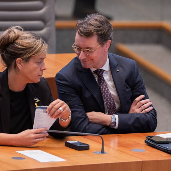 Hendrik Wüst (CDU), Ministerpräsident von Nordrhein-Westfalen, und Mona Neubaur (Bündnis 90/Die Grünen), Ministerin für Wirtschaft, Industrie, Klimaschutz und Energie auf der Regierungsbank.