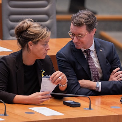 Hendrik Wüst (CDU), Ministerpräsident von Nordrhein-Westfalen, und Mona Neubaur (Bündnis 90/Die Grünen), Ministerin für Wirtschaft, Industrie, Klimaschutz und Energie auf der Regierungsbank.