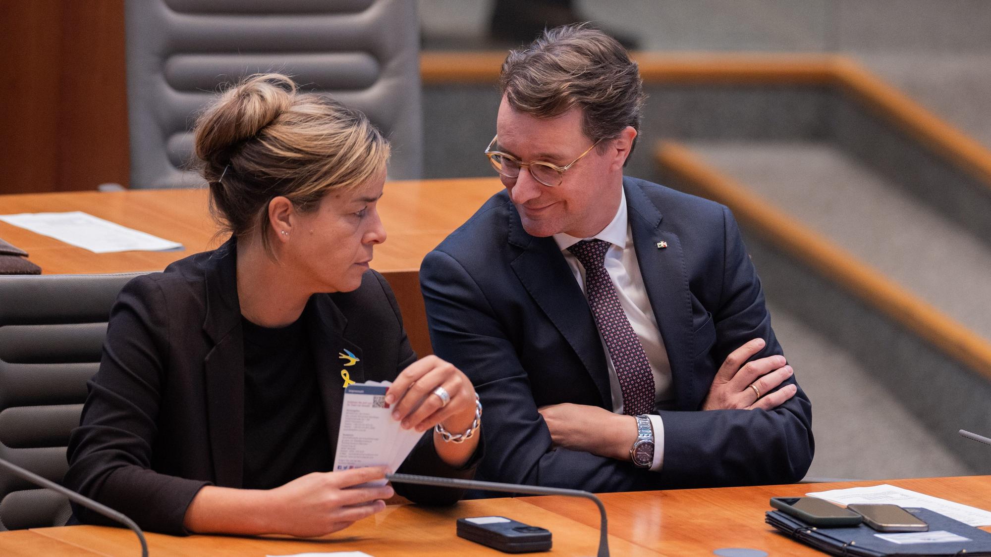 Hendrik Wüst (CDU), Ministerpräsident von Nordrhein-Westfalen, und Mona Neubaur (Bündnis 90/Die Grünen), Ministerin für Wirtschaft, Industrie, Klimaschutz und Energie auf der Regierungsbank.