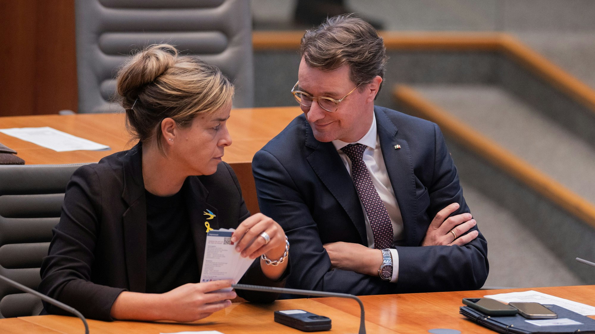 Hendrik Wüst (CDU), Ministerpräsident von Nordrhein-Westfalen, und Mona Neubaur (Bündnis 90/Die Grünen), Ministerin für Wirtschaft, Industrie, Klimaschutz und Energie auf der Regierungsbank.