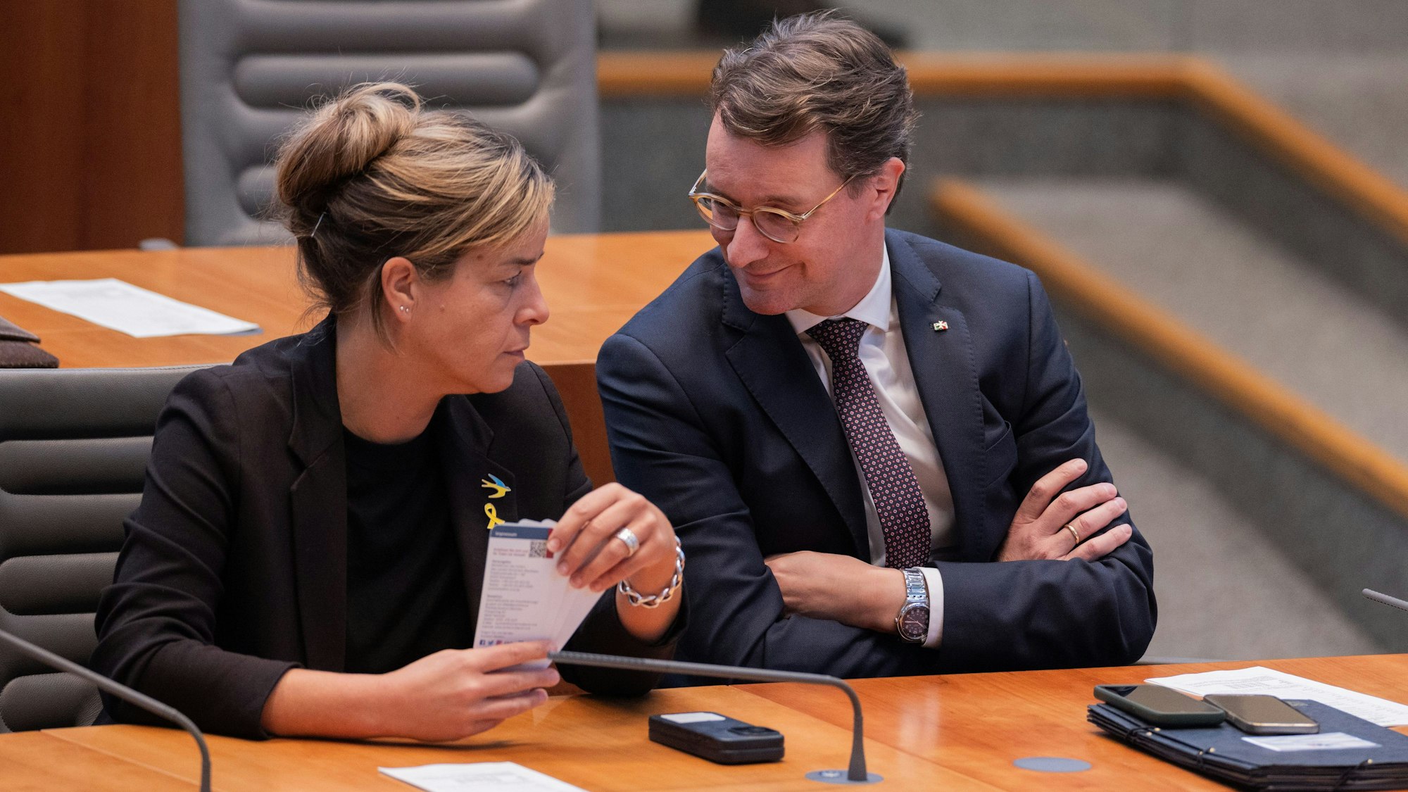 14.11.2024, Nordrhein-Westfalen, Düsseldorf: Hendrik Wüst (CDU), Ministerpräsident von Nordrhein-Westfalen, und Mona Neubaur (Bündnis 90/Die Grünen), Ministerin für Wirtschaft, Industrie, Klimaschutz und Energie von Nordrhein-Westfalen sowie stellvertretende Ministerpräsidentin, sitzen im Plenum des Landtags während einer Aktuellen Stunde zur Schulpolitik und zu Ergebnissen der Forsa-Schulleitungsumfrage. Foto: Rolf Vennenbernd/dpa +++ dpa-Bildfunk +++