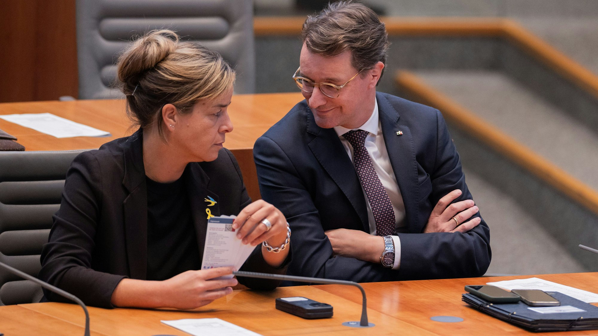 Sie verstehen sich bestens: Hendrik Wüst (CDU), Ministerpräsident von Nordrhein-Westfalen, und seine Stellvertreterin Mona Neubaur (Bündnis 90/Die Grünen)