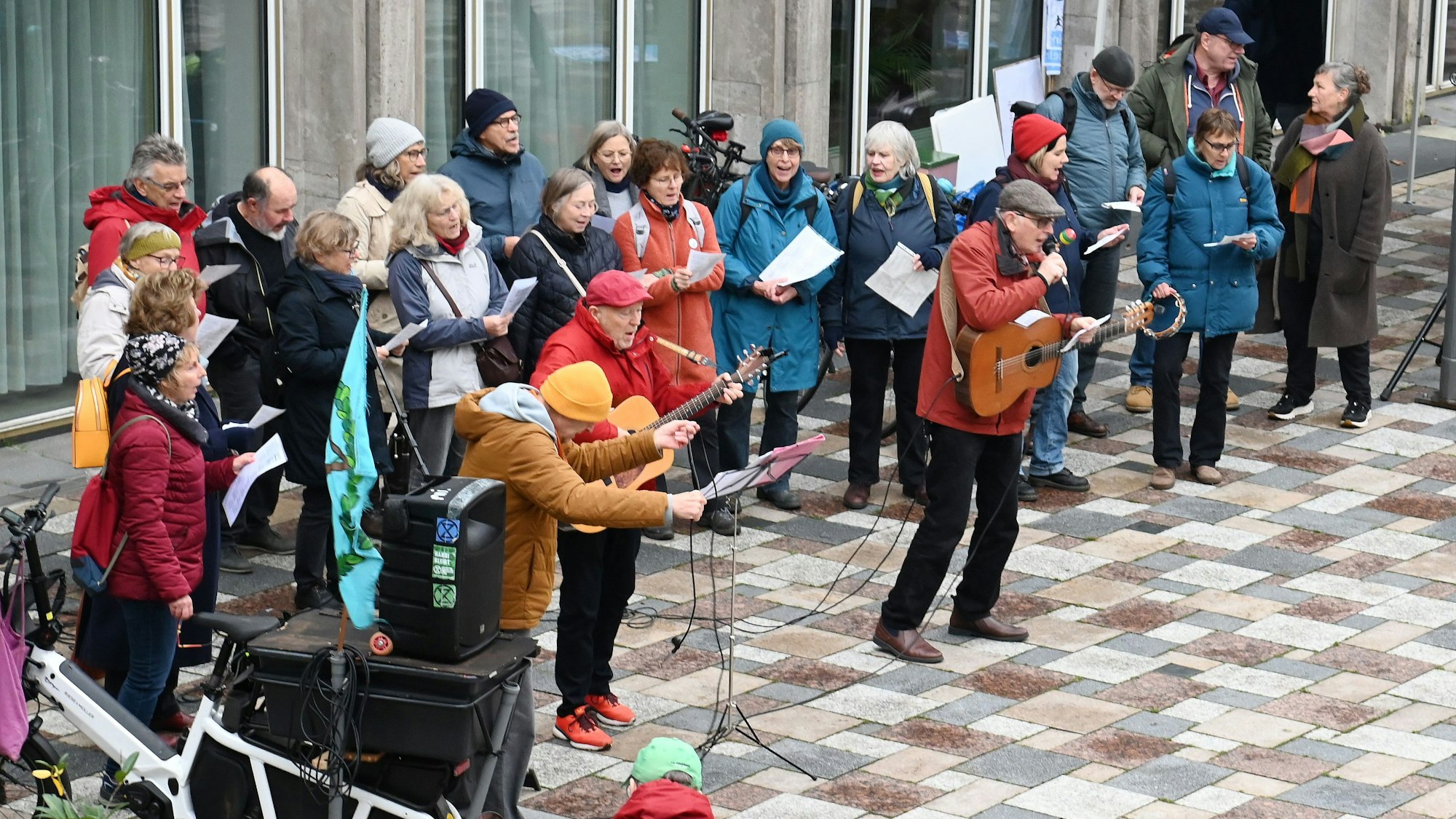 Demonstranten vor dem Kölner Rathaus
