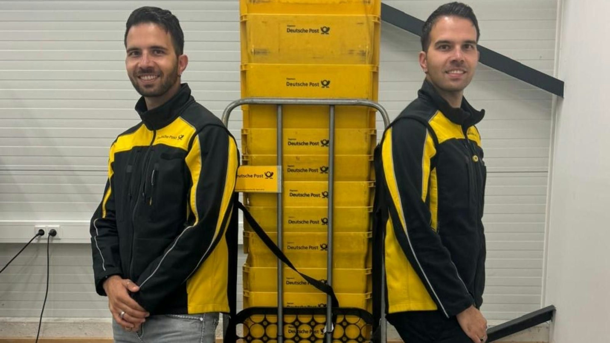 Auf dem Foto sind die singenden Paketzusteller, Michele und Pasquale Tibello aus Kerpen, zu sehen.