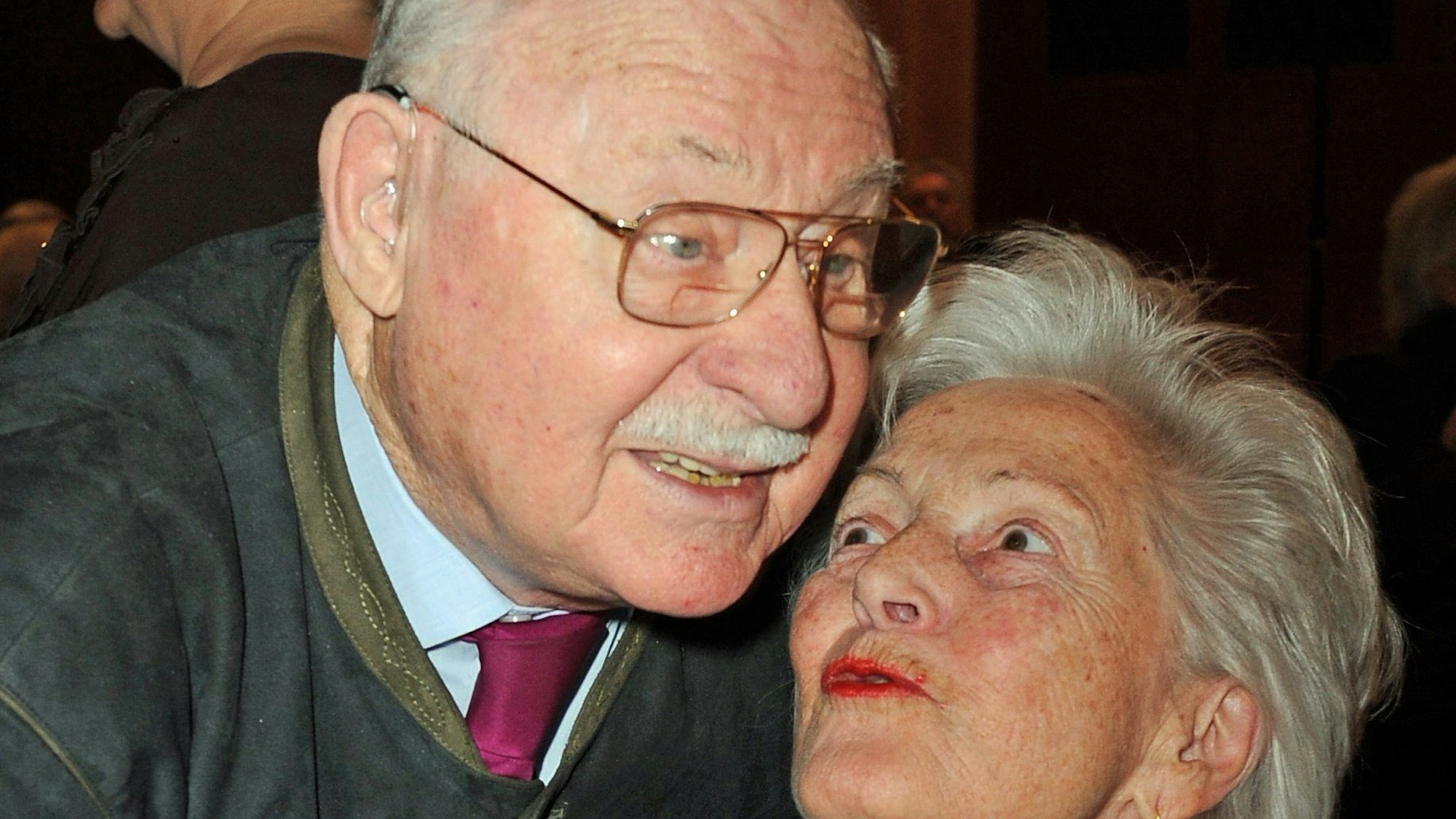 Das Schauspielerpaar Rolf Schimpf und Ilse Zielstorff bei der Jubiläumspremiere der Krimikomödie „Dumm gelaufen“.