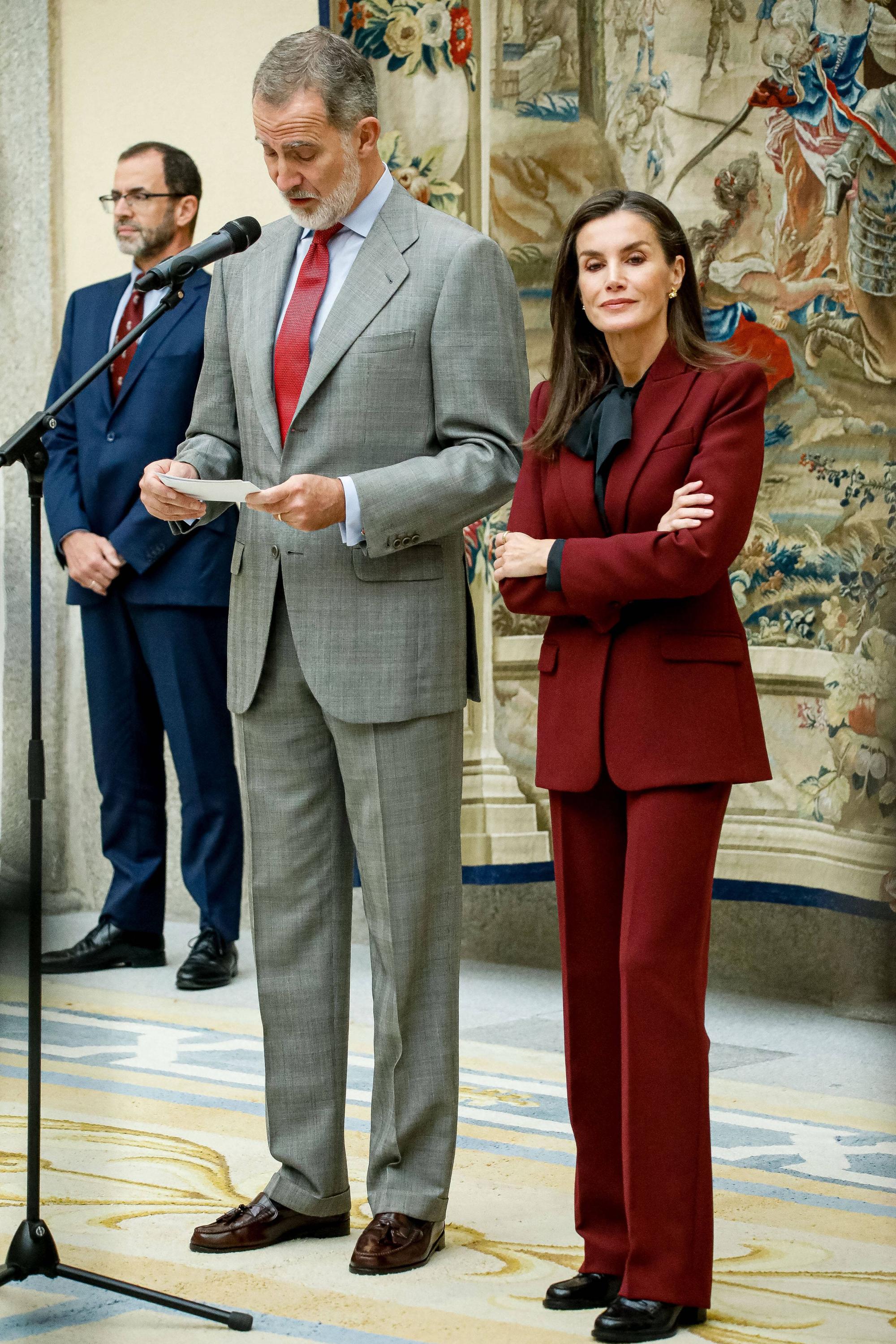 König Felipe bei seiner Rede, daneben Königin Letizia.