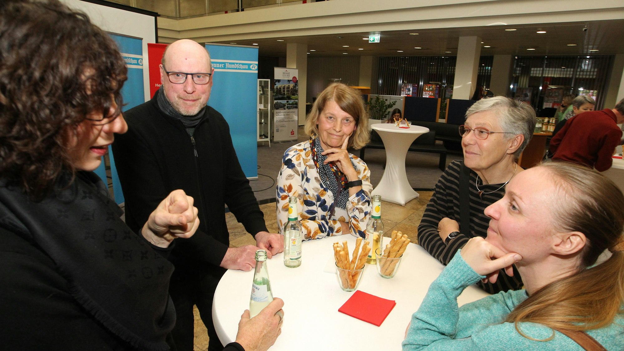 Sandra Ebert im Gespräch mit den Preisträgern.