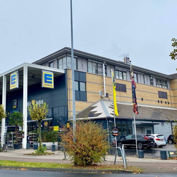 Ein Geschäftsgebäude, in dem eine Edeka-Filiale zu Hause ist.
