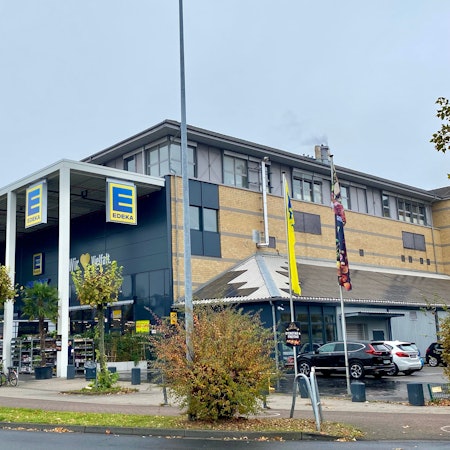 Ein Geschäftsgebäude, in dem eine Edeka-Filiale zu Hause ist.
