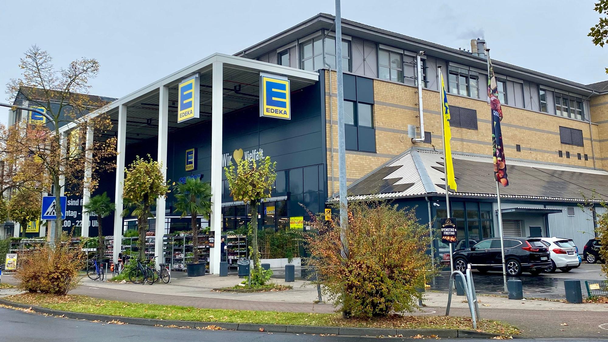 Ein Geschäftsgebäude, in dem eine Edeka-Filiale zu Hause ist.