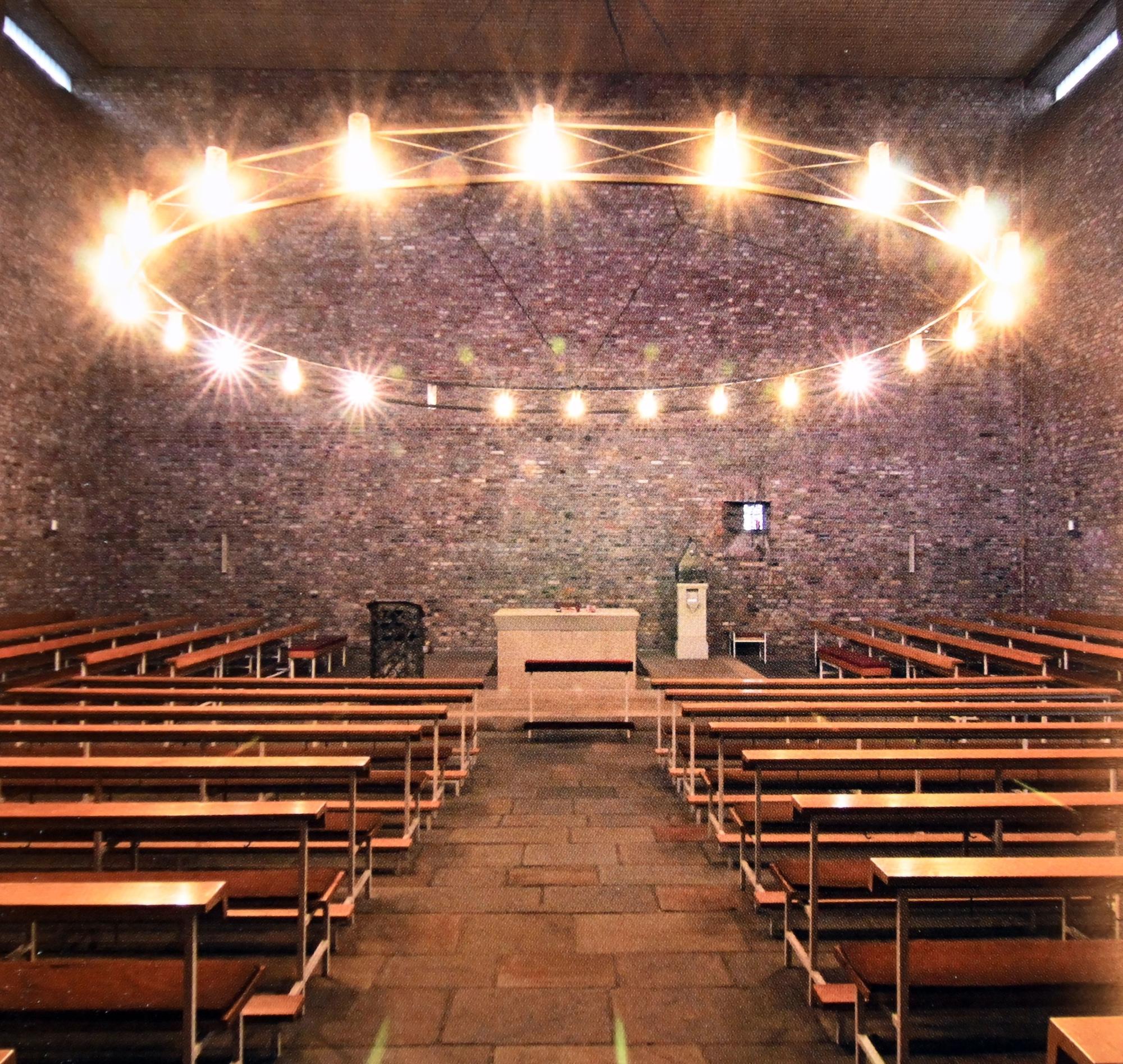 Der Innenraum der 1961/62 in Lindenthal errichteten Kirche St. Laurentius, entworfen von Emil Steffann