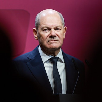 Bundeskanzler Olaf Scholz muss sich nach seiner Regierungserklärung scharfe Worte aus Großbritannien gefallen lassen. (Archivbild)