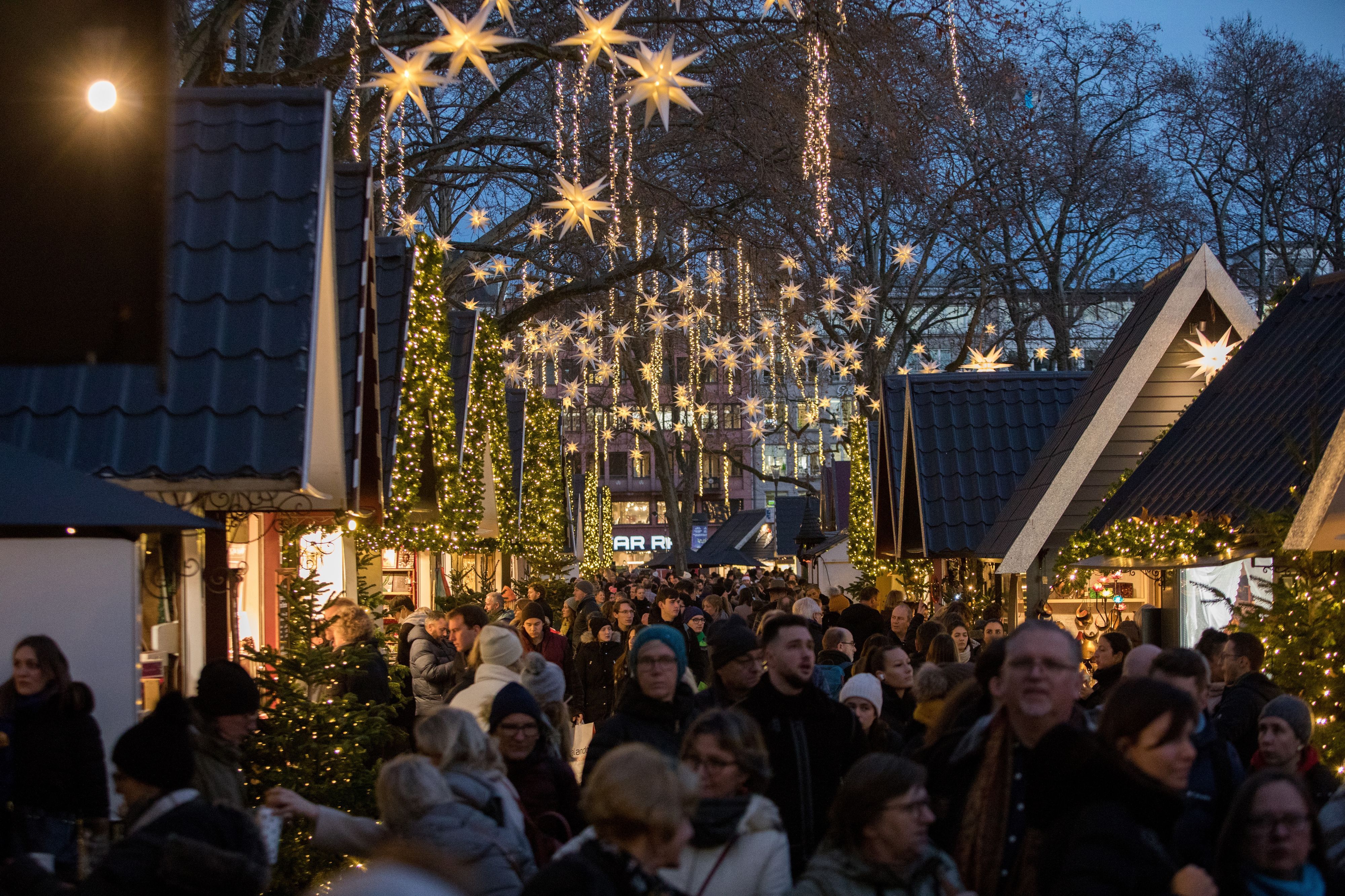 19.12.2022, Köln: Der Weihnachtsmarkt auf dem Neumarkt.

Foto: Michael Bause