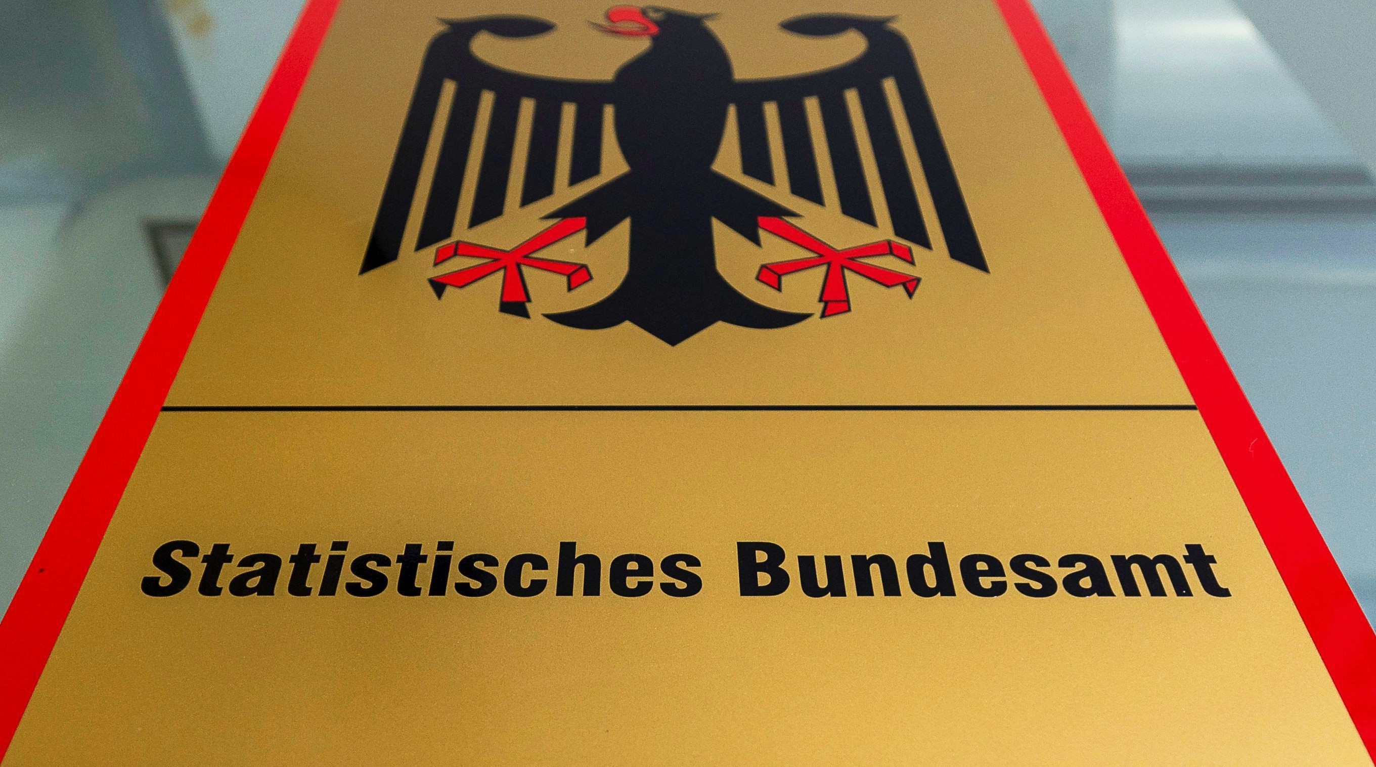 ARCHIV - 13.02.2023, Hessen, Wiesbaden: Nahaufnahme eines Schildes mit Bundesadler und Aufschrift «Statistisches Bundesamt» im Eingangsbereich der Behörde.  (zu dpa: «Mögliches Datenleck beim Statistischen Bundesamt») Foto: Hannes P Albert/dpa +++ dpa-Bildfunk +++