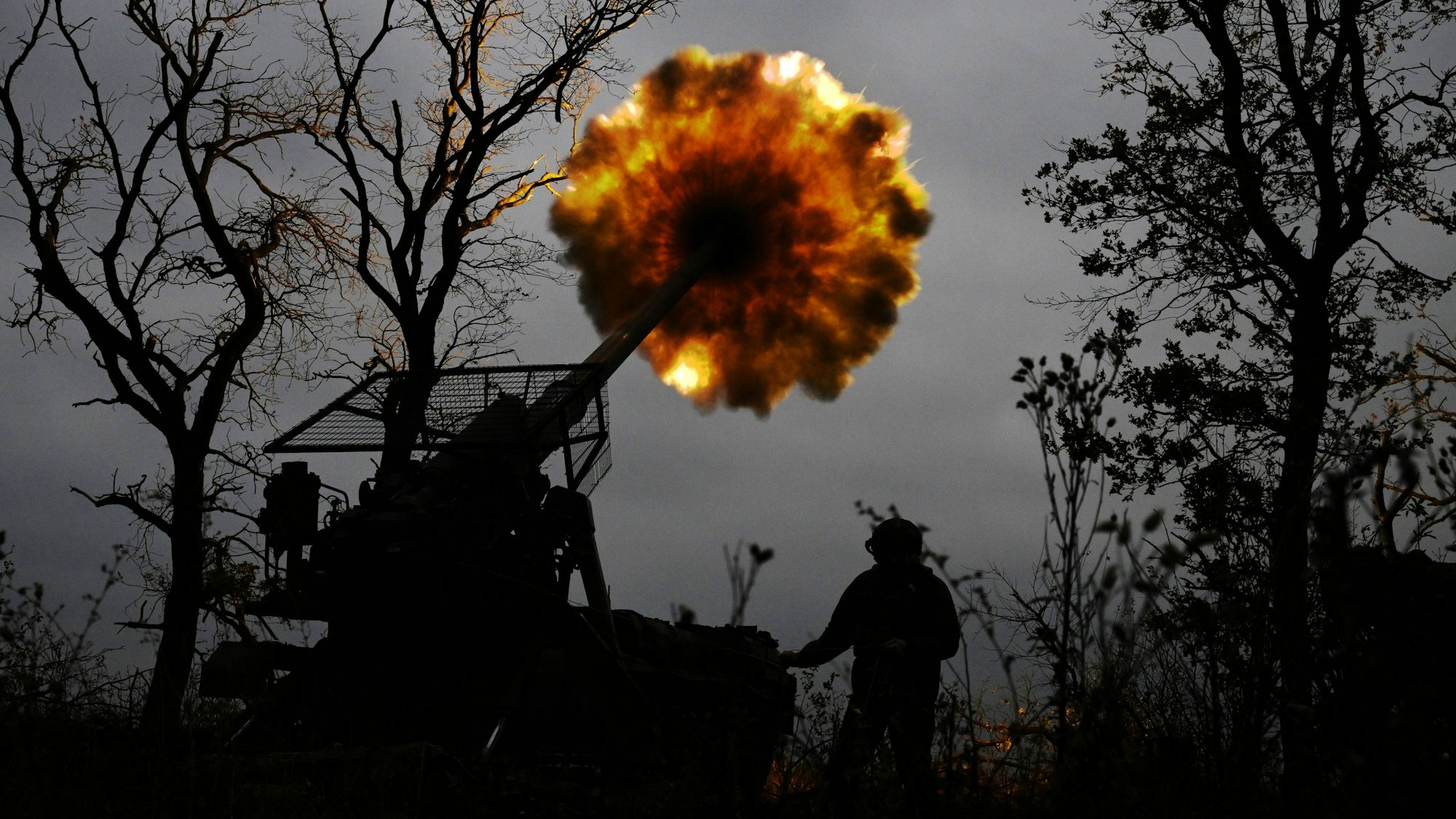 Russische Soldaten feuern mit einer Haubitze auf ukrainische Stellungen. (Archivbild)