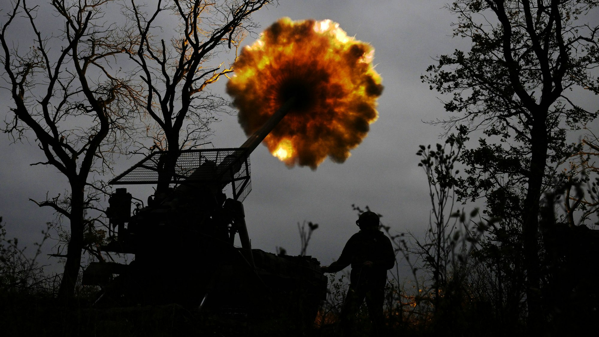 Gefechte nahe Donezk. Der Sohn einer hochrangigen CIA-Beamtin hat sich der russischen Armee angeschlossen und ist bei Gefechten in der Ukraine getötet worden, berichtet „IStories“. (Symbolbild)