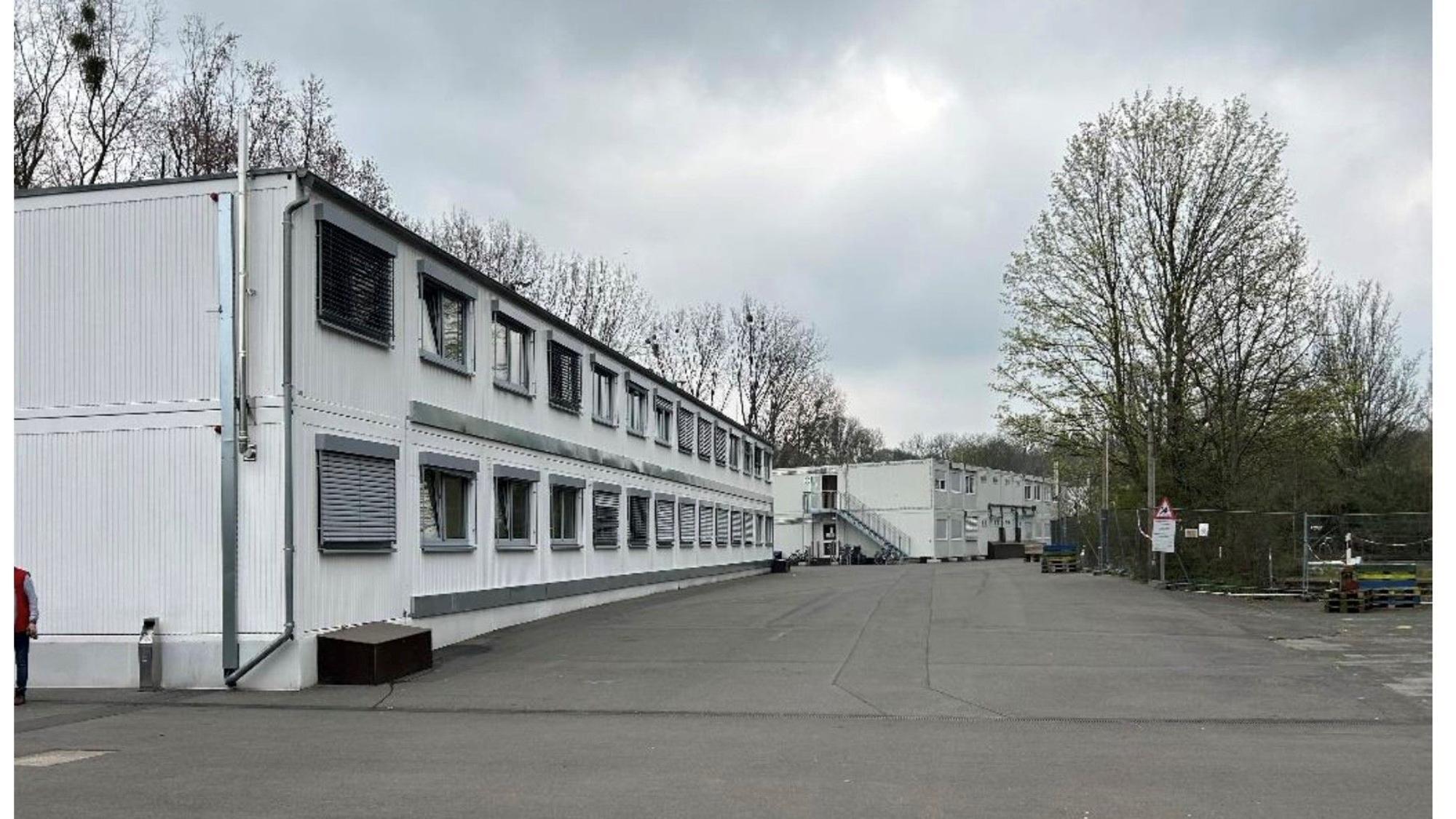 Auf dem Bild ist als Beispiel für eine ZUE eine Containersiedlung zu sehen.