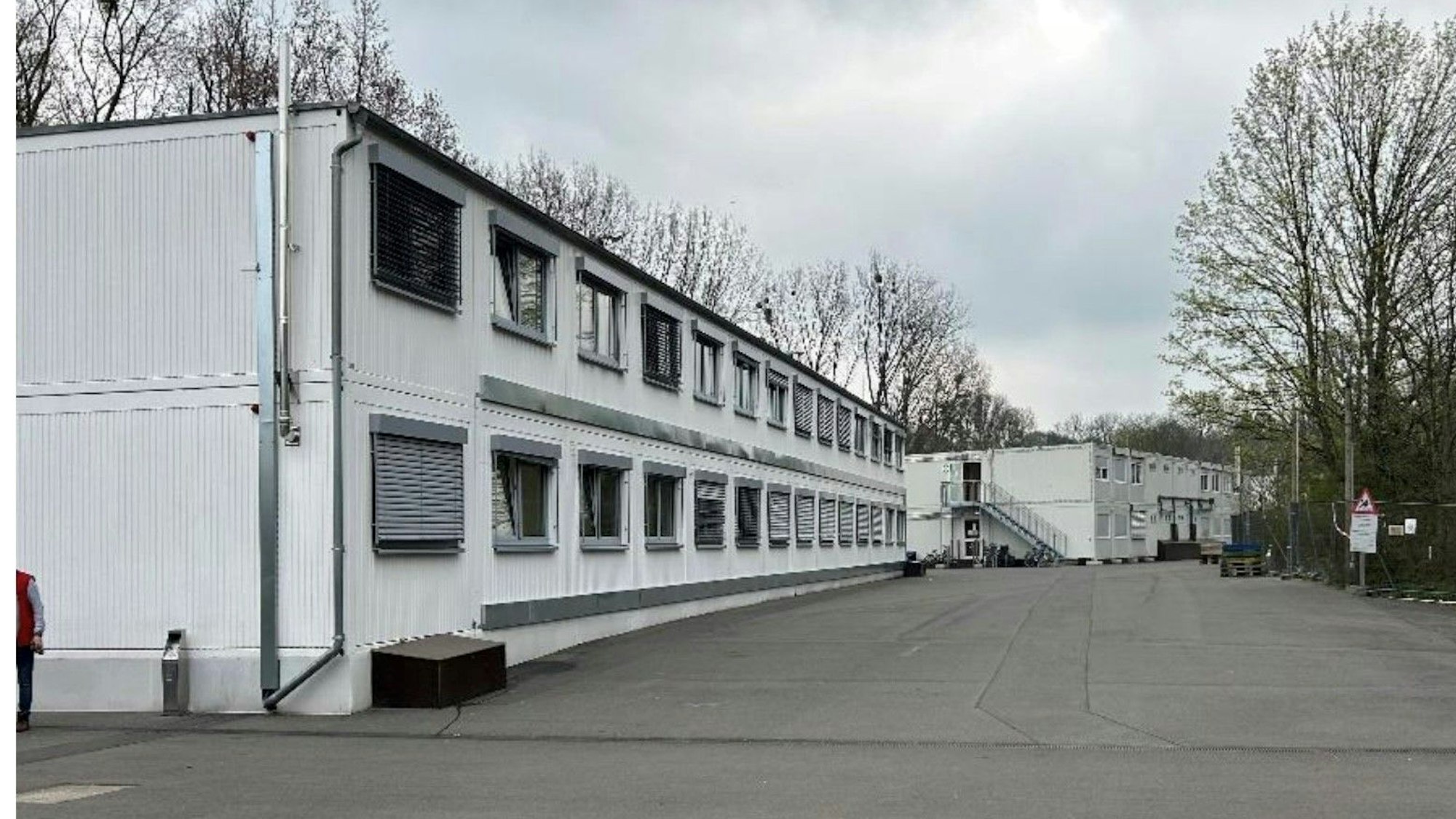 Auf dem Foto sind weiße Container-Wohnungen einer Unterkunft für Geflüchtete zu sehen.