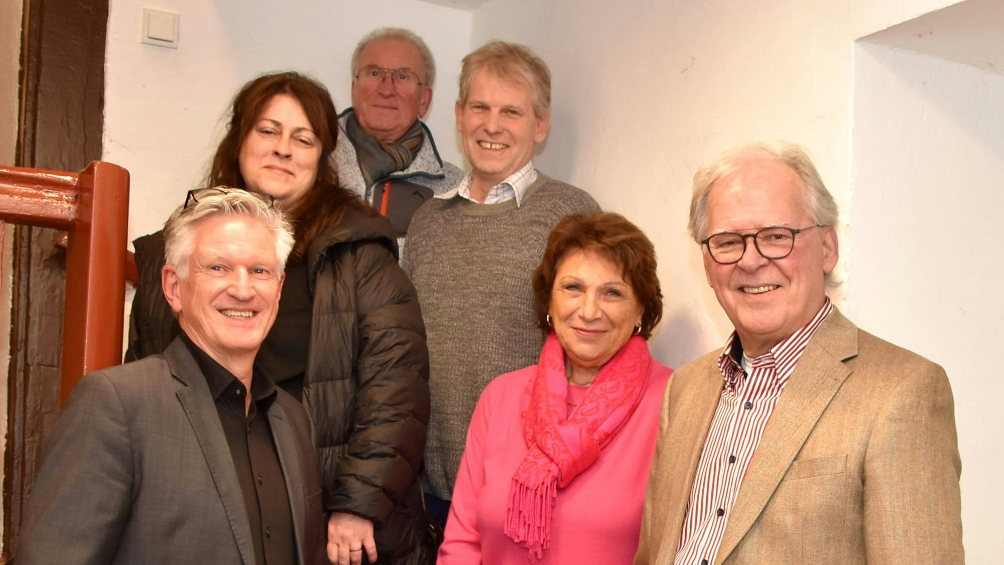 Das Foto zeigt die gewählten Vorstandsmitglieder auf einer Treppe.