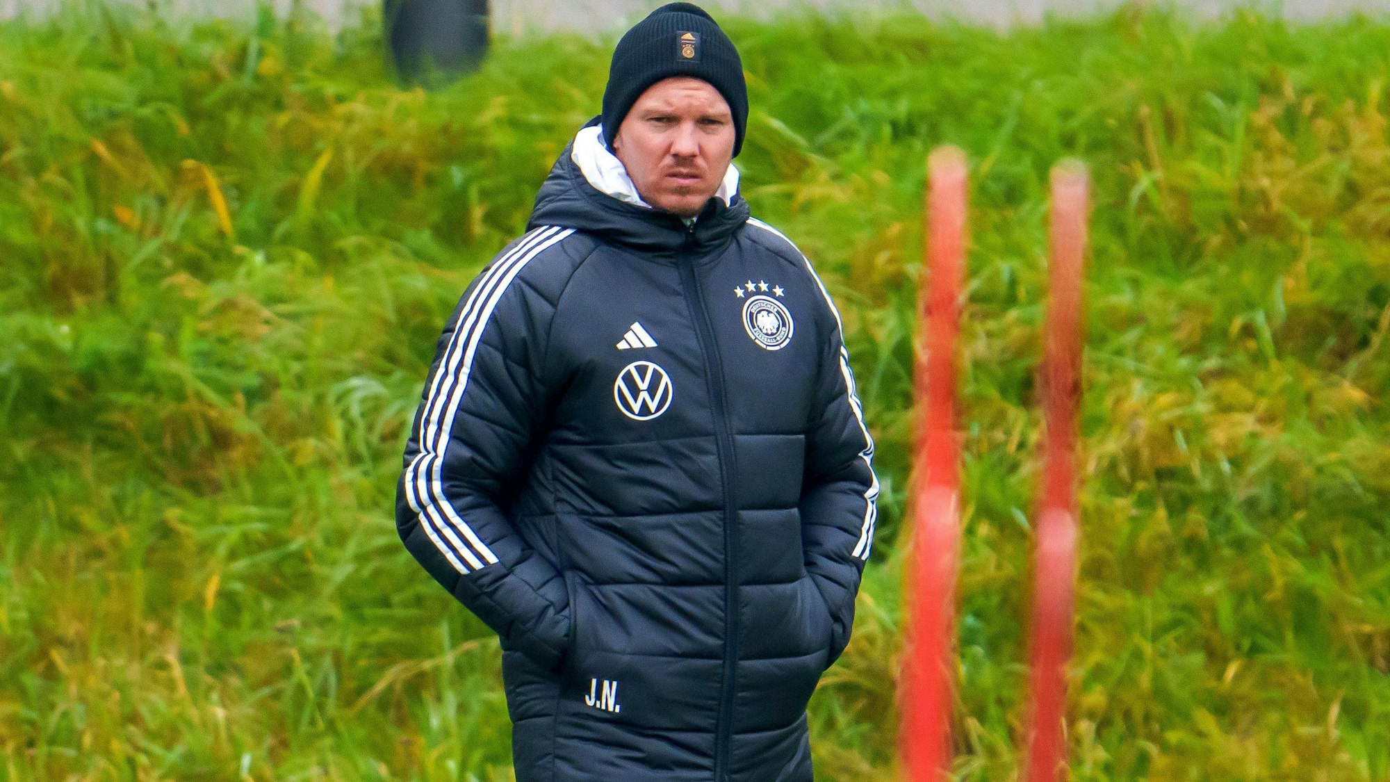 Bundestrainer Julian Nagelsmann sprach am Rande des DFB-Trainings mit einem todkranken Jungen auf den Platz am Frankfurter Campus.
