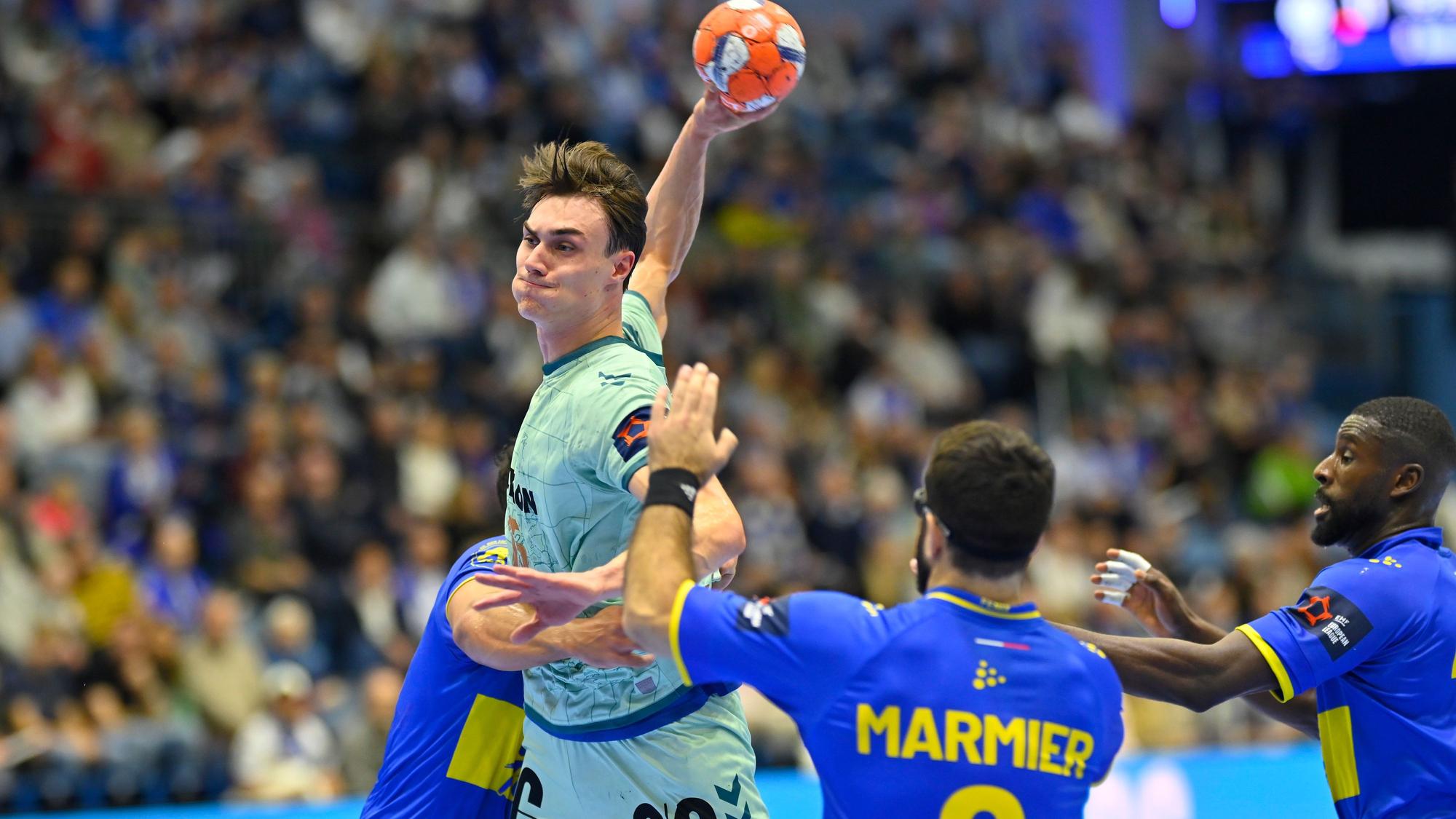 Zum Torwurf durchbricht Miro Schluroff mit dem Ball in der Hand die Abwehr.