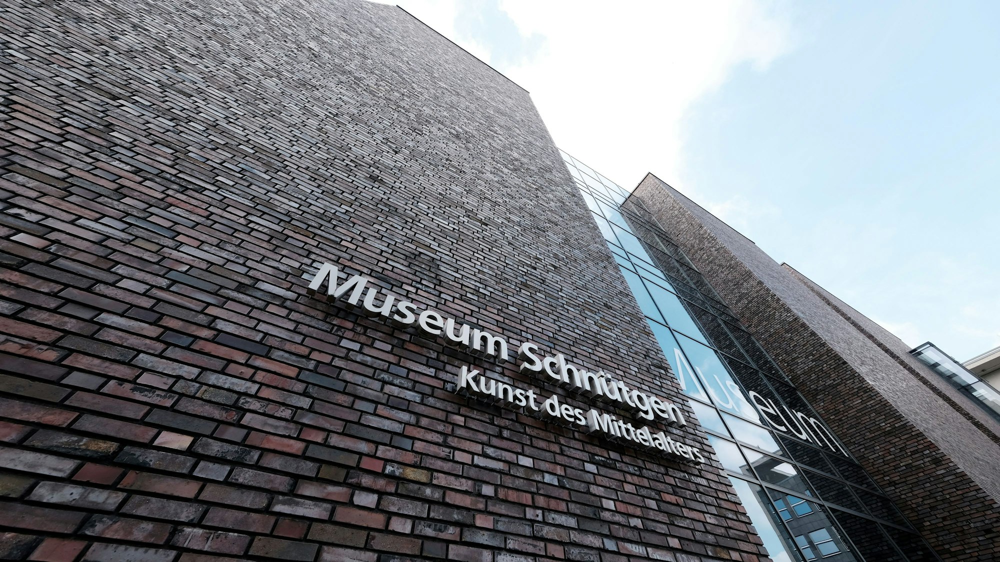 Die Klinkerfassade des Kölner Kulturzentrums am Neumarkt mit Museum Schnütgen und Rautenstrauch-Joest-Museum