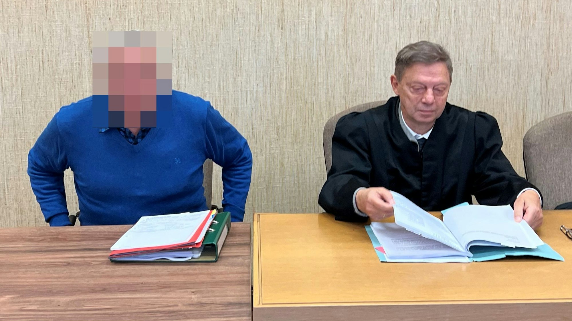 Der Angeklagte mit seinem Verteidiger beim Prozess im Kölner Amtsgericht