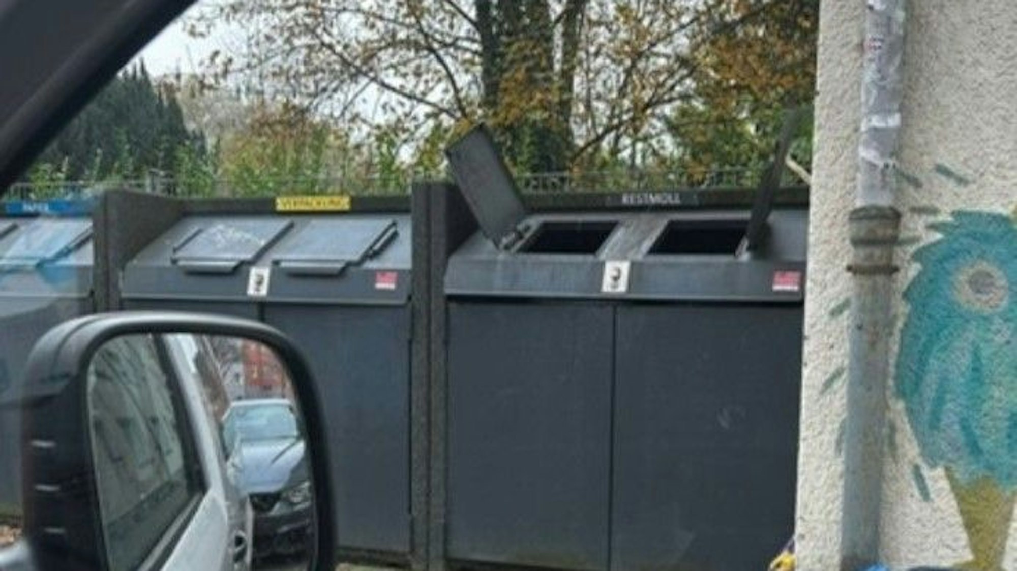 In diesem Müllcontainer wurde der Hund gefunden.