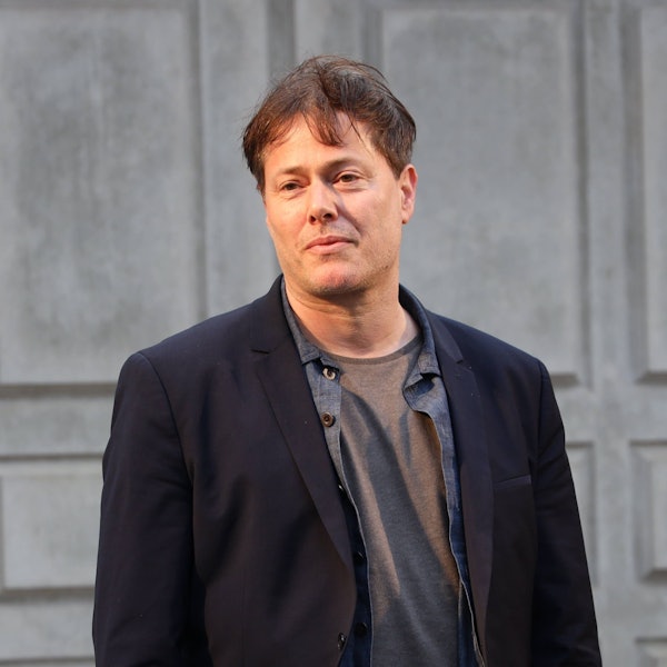 Milo Rau, Leiter der Wiener Festwochen, während der Rede von Omri Boehm am Judenplatz Wien