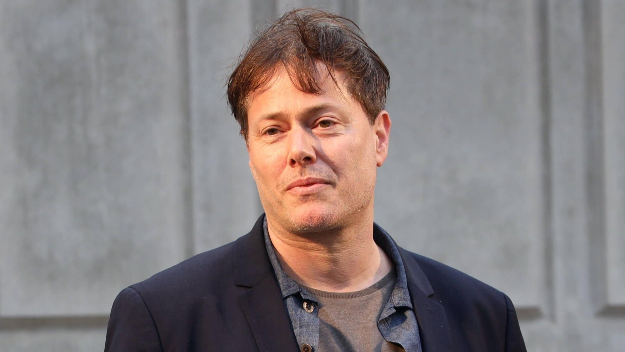 Milo Rau, Leiter der Wiener Festwochen, während der Rede von Omri Boehm am Judenplatz Wien
