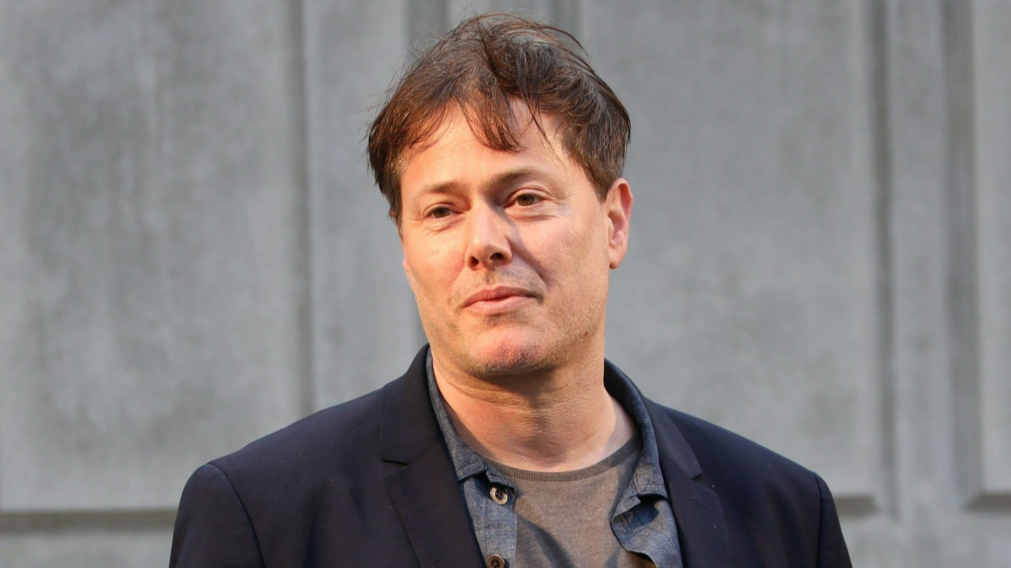 Milo Rau, Leiter der Wiener Festwochen, während der Rede von Omri Boehm am Judenplatz Wien