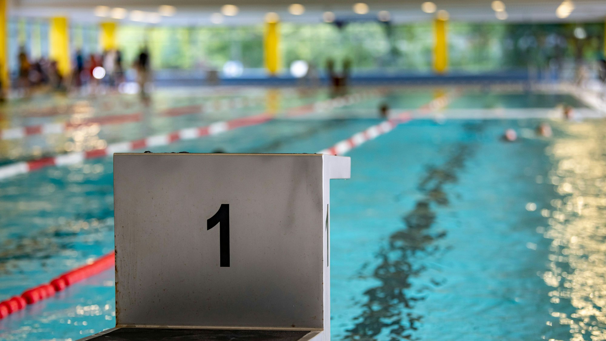 Das Schwimmbecken eines Hallenbads. (Symbolbild)