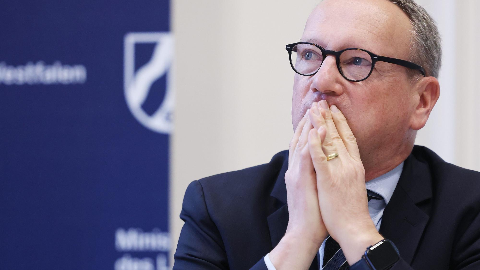 NRW-Justizminister Benjamin Limbach (Grüne), aufgenommen bei einer Pressekonferenz.