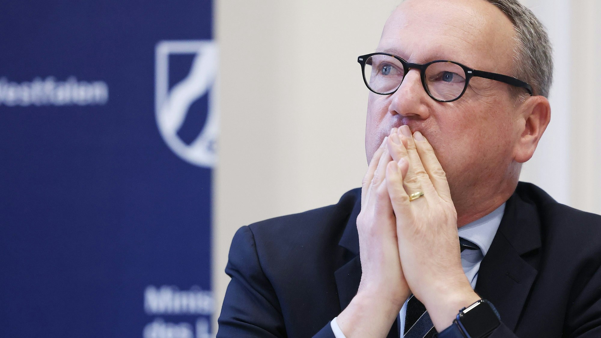 Der nordrhein-westfälische Justizminister Benjamin Limbach (Bündnis 90/Die Grünen), bei einer Pressekonferenz im Justizministerium.