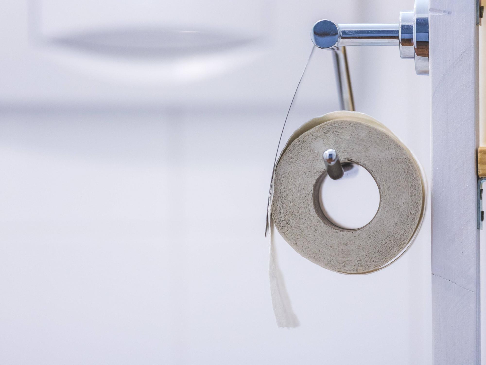 Nahaufnahme einer Toilettenpapierrolle auf einem Chrombügel Close up of toilet paper roll on chrome hanger Copyright: imageBROKER/PatrickxDaxenbichler ibxiqx09640882.jpg ,model released, Symbolfoto ,property released Bitte beachten Sie die gesetzlichen Bestimmungen des deutschen Urheberrechtes hinsichtlich der Namensnennung des Fotografen im direkten Umfeld der Veröffentlichung