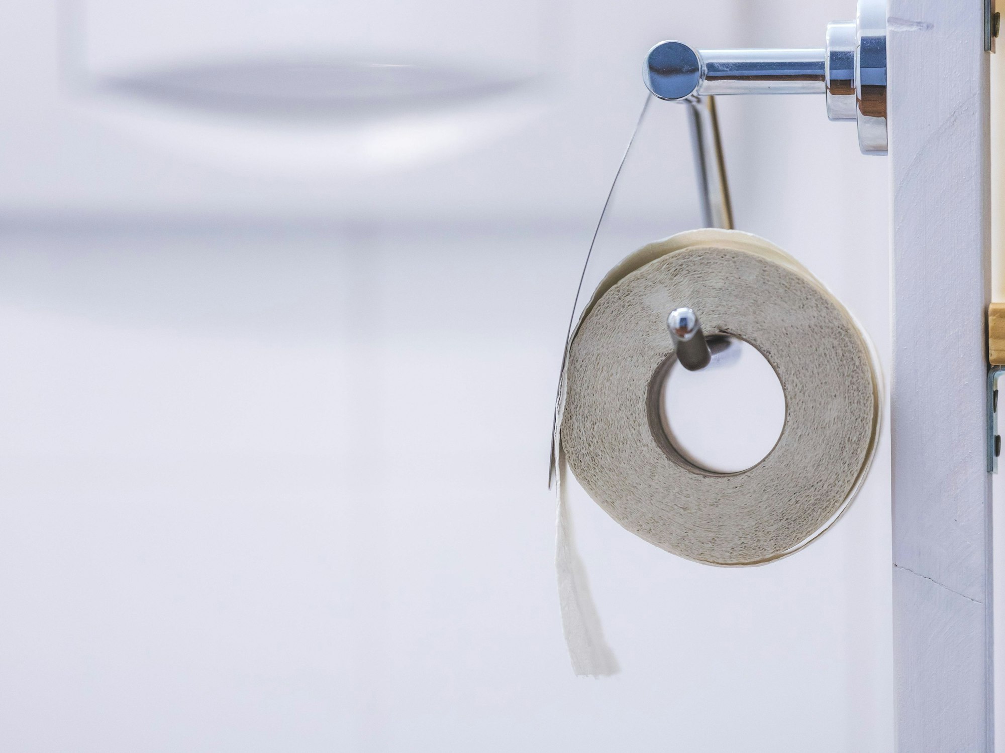 Nahaufnahme einer Toilettenpapierrolle auf einem Chrombügel Close up of toilet paper roll on chrome hanger Copyright: imageBROKER/PatrickxDaxenbichler ibxiqx09640882.jpg ,model released, Symbolfoto ,property released Bitte beachten Sie die gesetzlichen Bestimmungen des deutschen Urheberrechtes hinsichtlich der Namensnennung des Fotografen im direkten Umfeld der Veröffentlichung