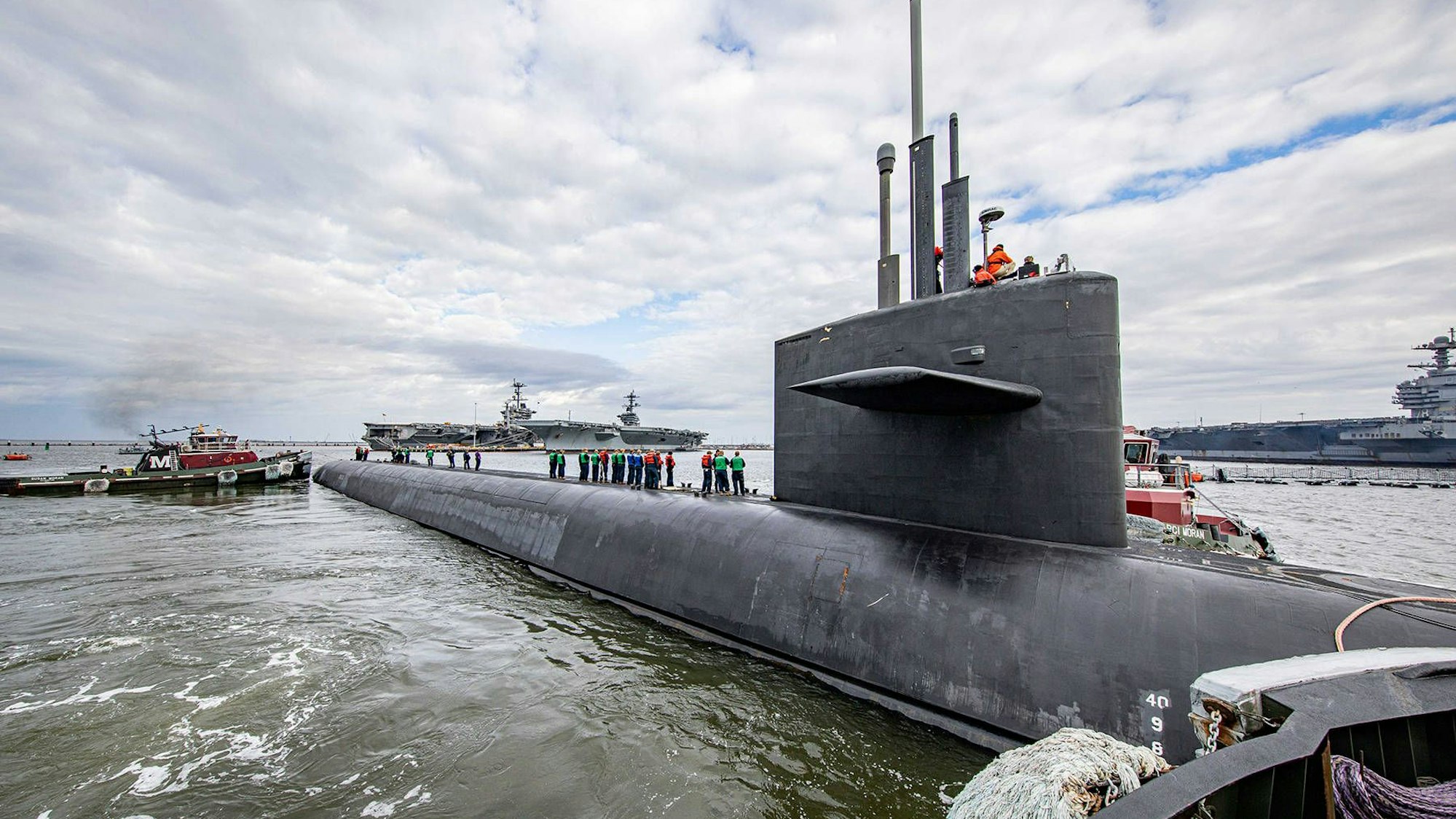 Ein U-Boot der Virginia-Klasse an einem Hafen.