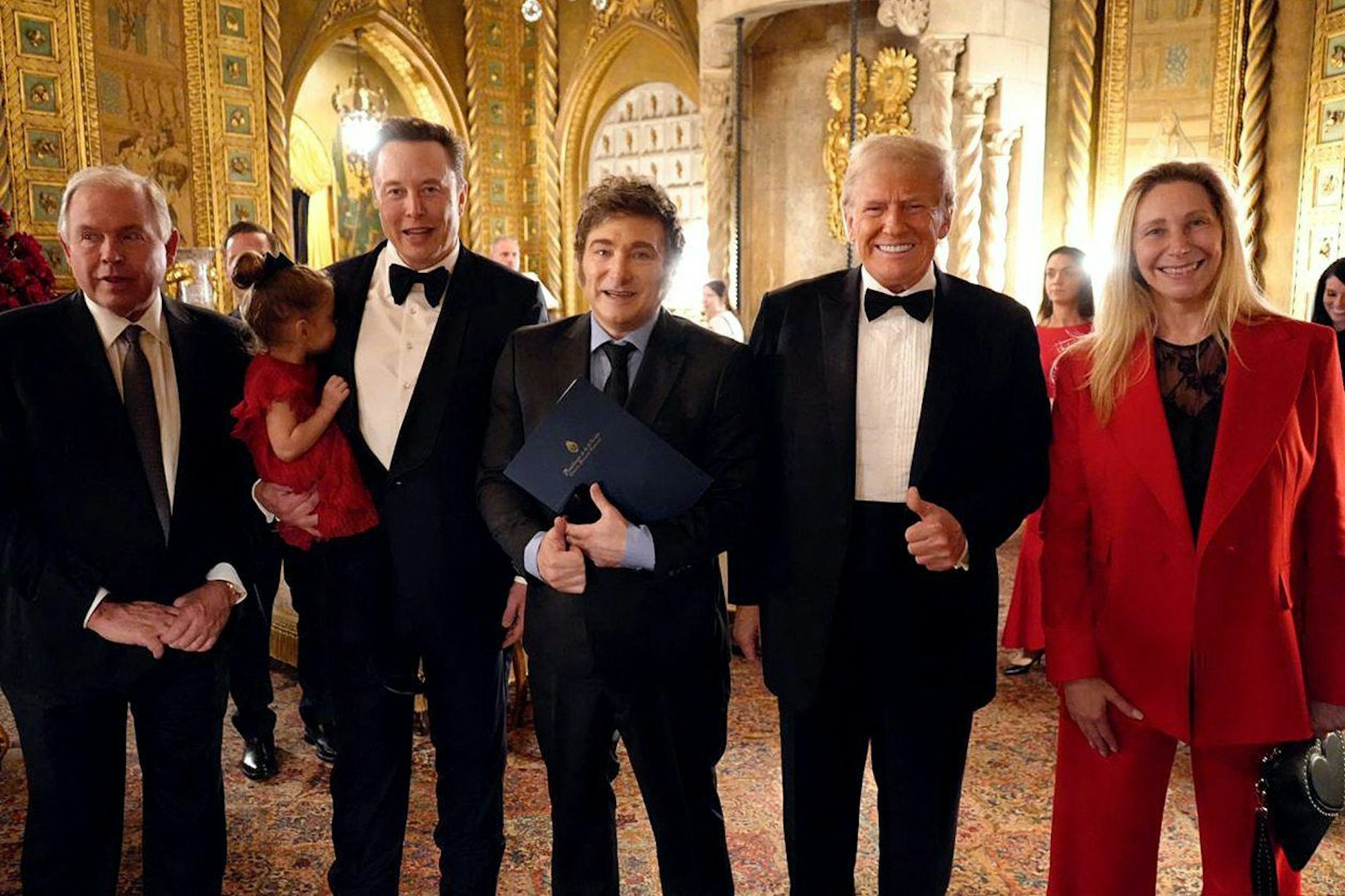 Auch der argentinischen Außenminister Gerardo Werthein (l.), der argentinischen Präsidenten Javier Milei, und die argentinische Generalsekretärin, Karina Milei (r.), waren auf der Gala in Mar-a-Lago dabei. Gastgeber Donald Trump und sein Kumpel Elon Musk hatten offenbar gute Laune.