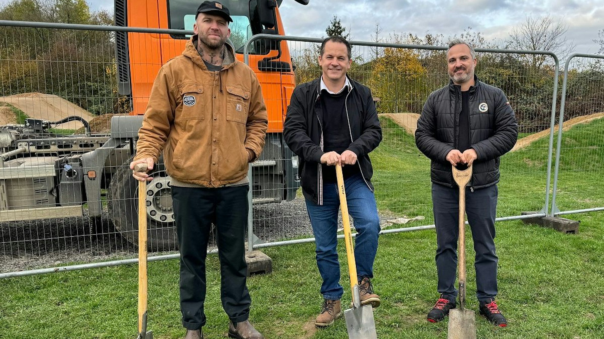 Drei Männer beim symbolischen ersten Spatenstich.