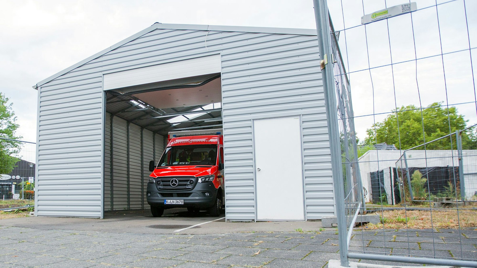 Jahrelang zog sich der Bau der Worringer Rettungswache hinaus. Bis zur Fertigstellung des neuen Gebäude wurde improvisiert.