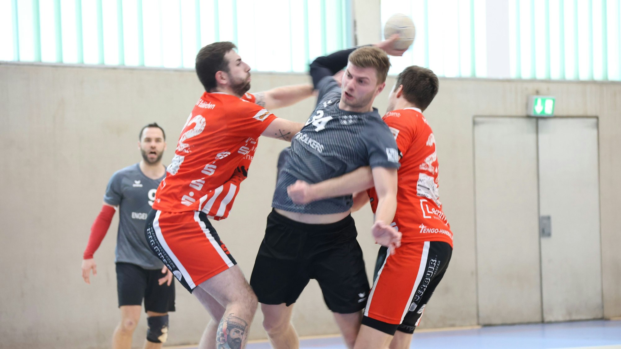 Fabian Horst wird hier von David Henzel (l.) und Simon Wuth in die Zange genommen.