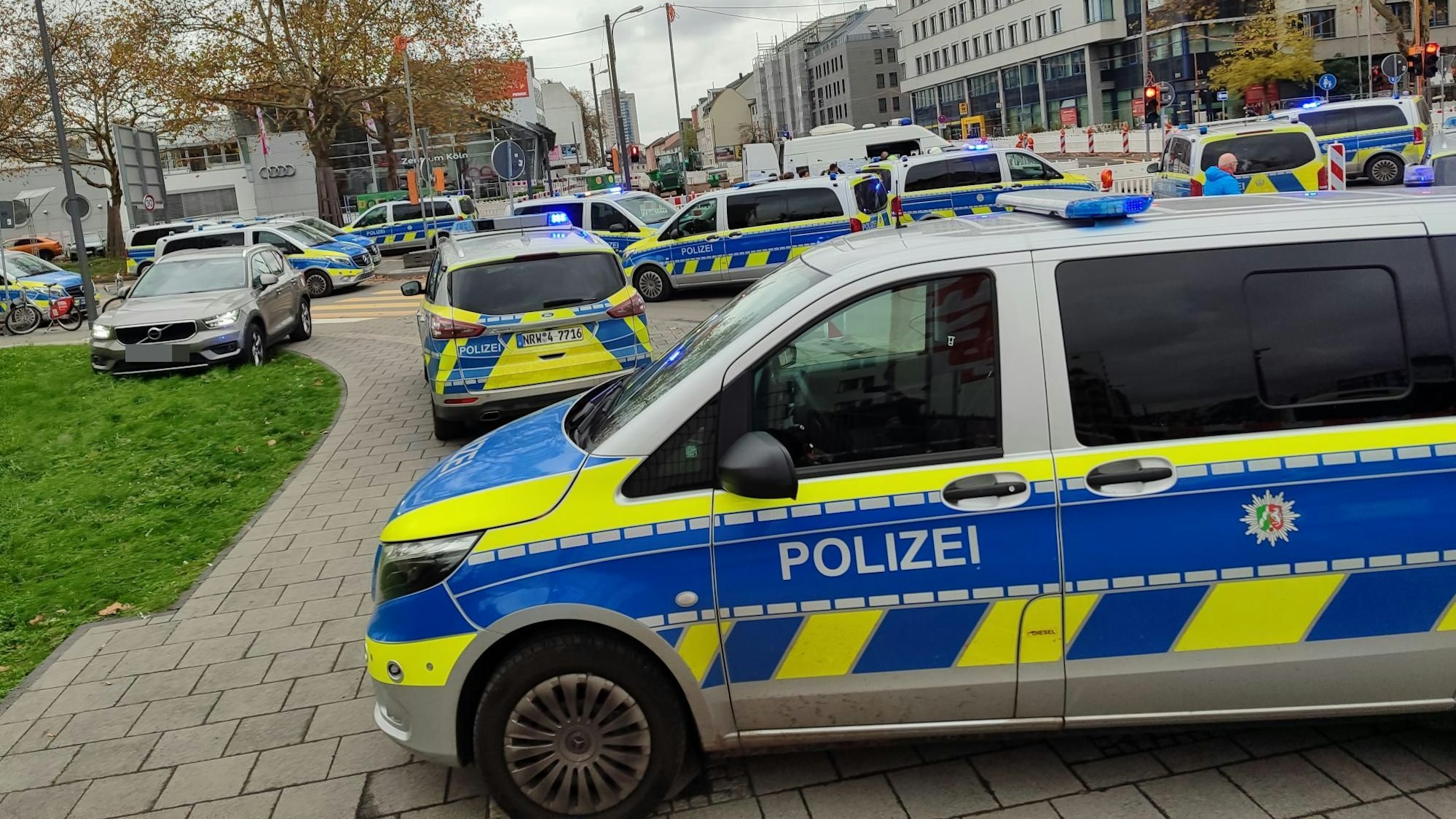 Großeinsatz der Polizei in Bayenthal