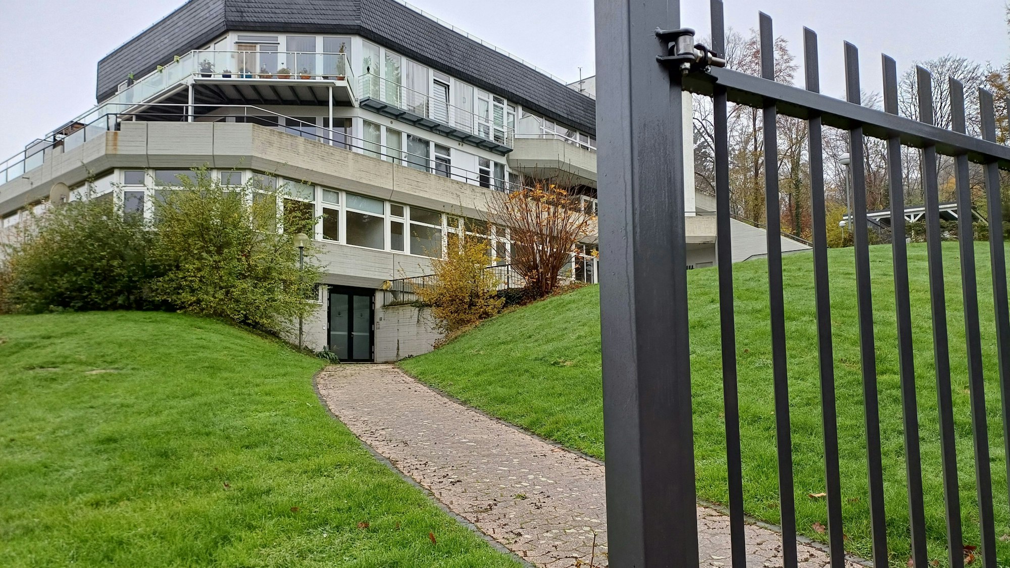 Blick auf den Hintereingang des Kurhauses. Hinter der Tür soll ein Musikclub entstehen. Ein Weg, der hinter einem Stahltor beginnt, führt dorthin.