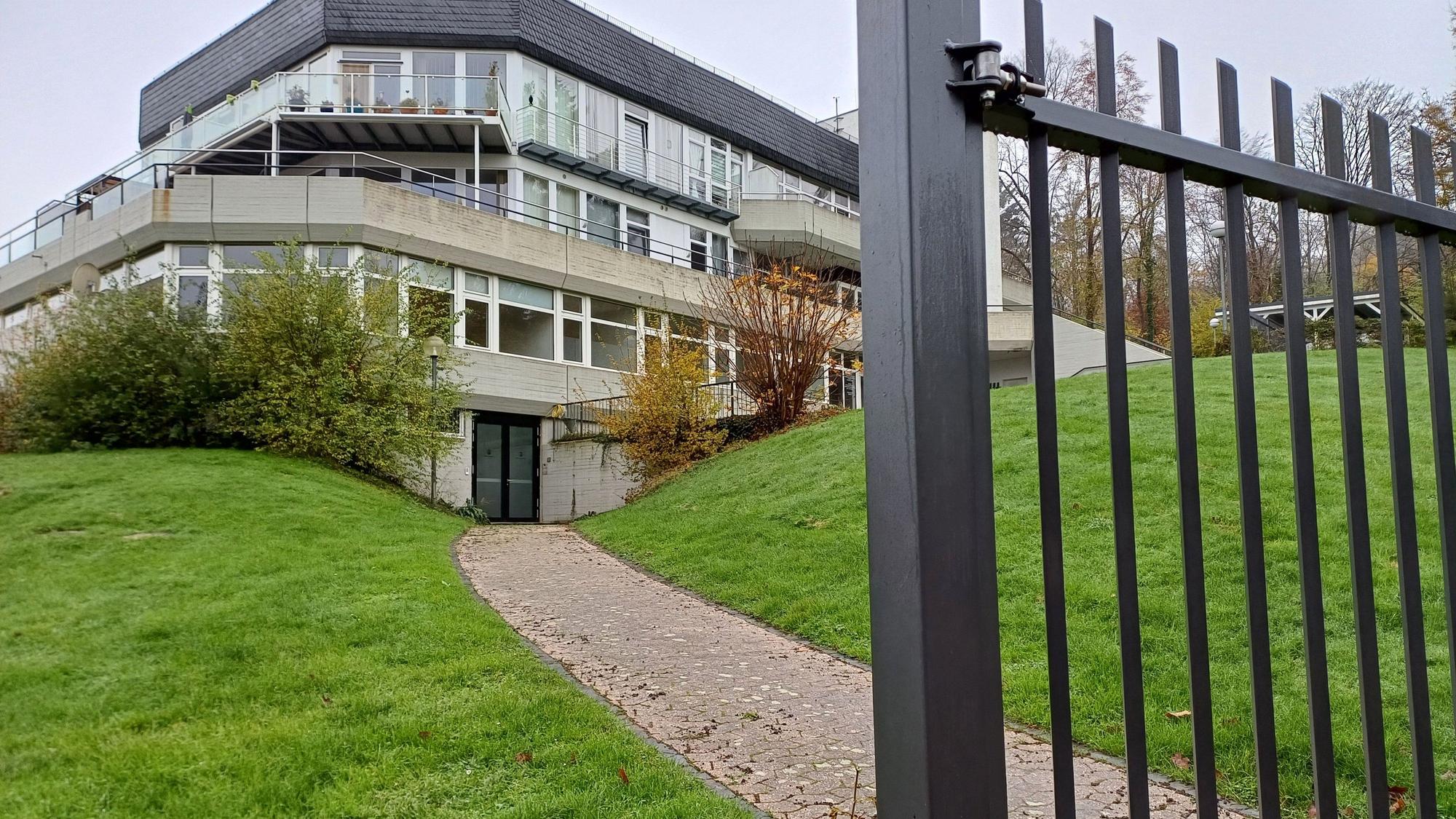Blick auf den Hintereingang des Kurhauses. Hinter der Tür soll ein Musikclub entstehen. Ein Weg, der hinter einem Stahltor beginnt, führt dorthin.