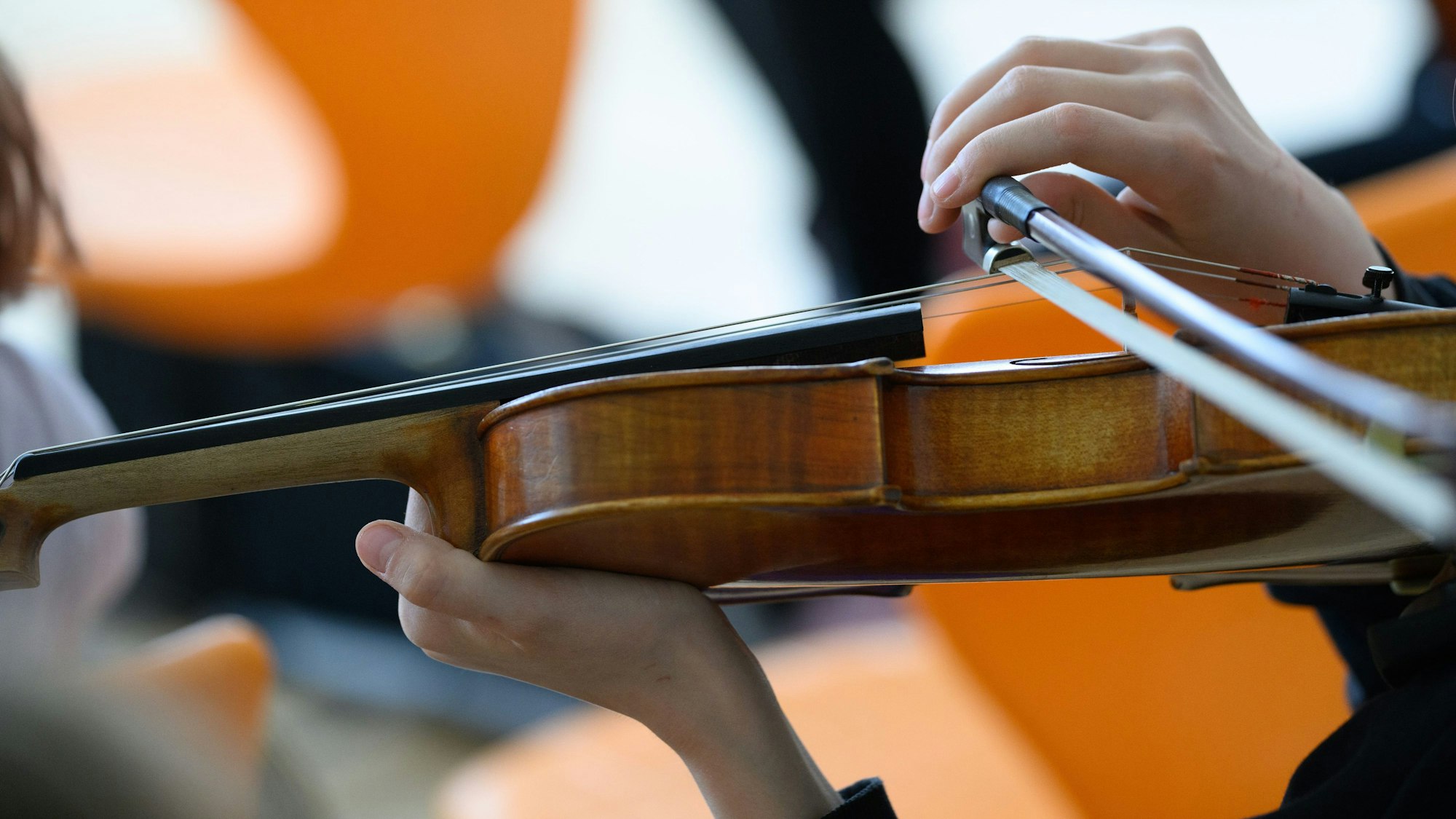 Eine Frau spielt Geige.