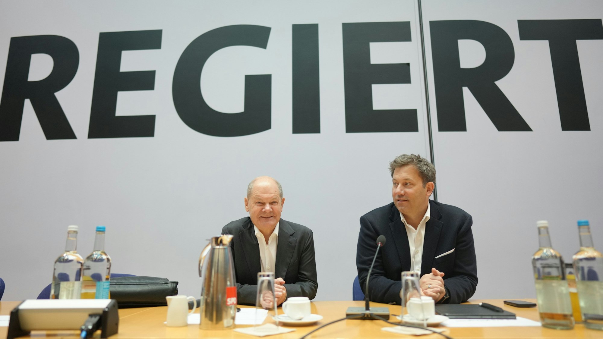 Lars Klingbeil (r), SPD-Bundesvorsitzender, und Bundeskanzler Olaf Scholz (SPD) nehmen an der Vorstandssitzung ihrer Partei teil. (Archivbild)