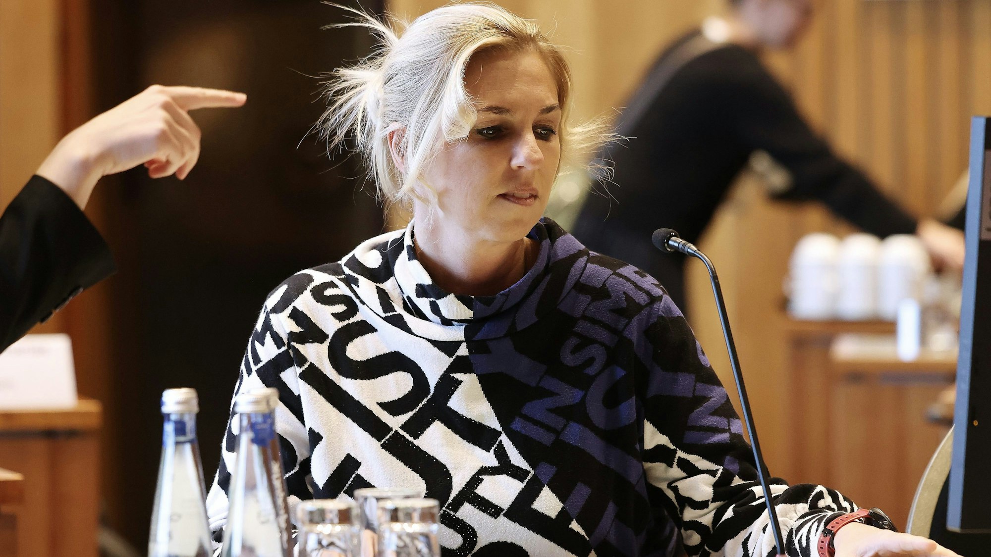 Daniela Lesmeister, Staatssekretärin im Innenministerium von Nordrhein-Westfalen, bei der Anhörung im Sitzungssaal des Landtags.