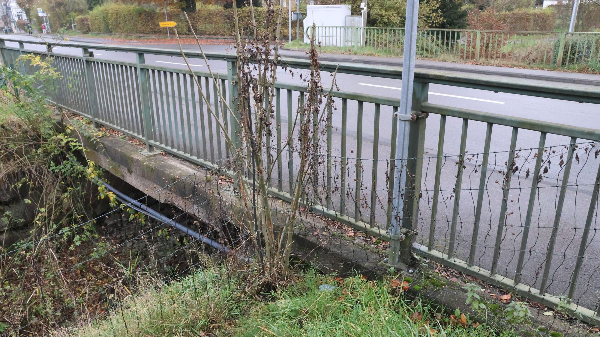 Über die Spicherbachbrücke verläuft die vielbefahrene Eckenhagener Straße.