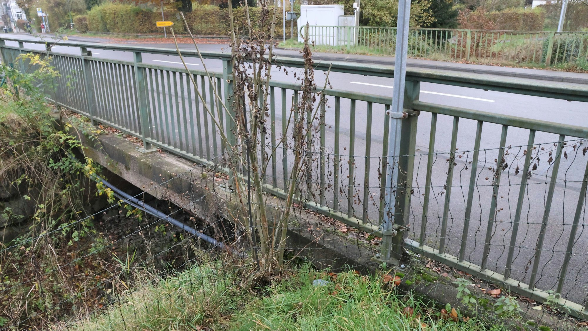 Über die Spicherbachbrücke verläuft die vielbefahrene Eckenhagener Straße.